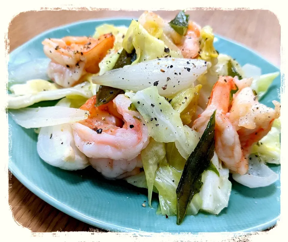 ぷりぷり海老ちゃん🦐の
春キャベ💛新たま🤍茎わか💚ごま油炒め|ひとみんΨ(*´∀｀)Ψさん