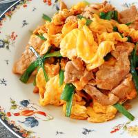 minami ∣ 家族ごはんさんの豚ニラ玉(豚肉とニラと卵のオイスター炒め) #楽天レシピ