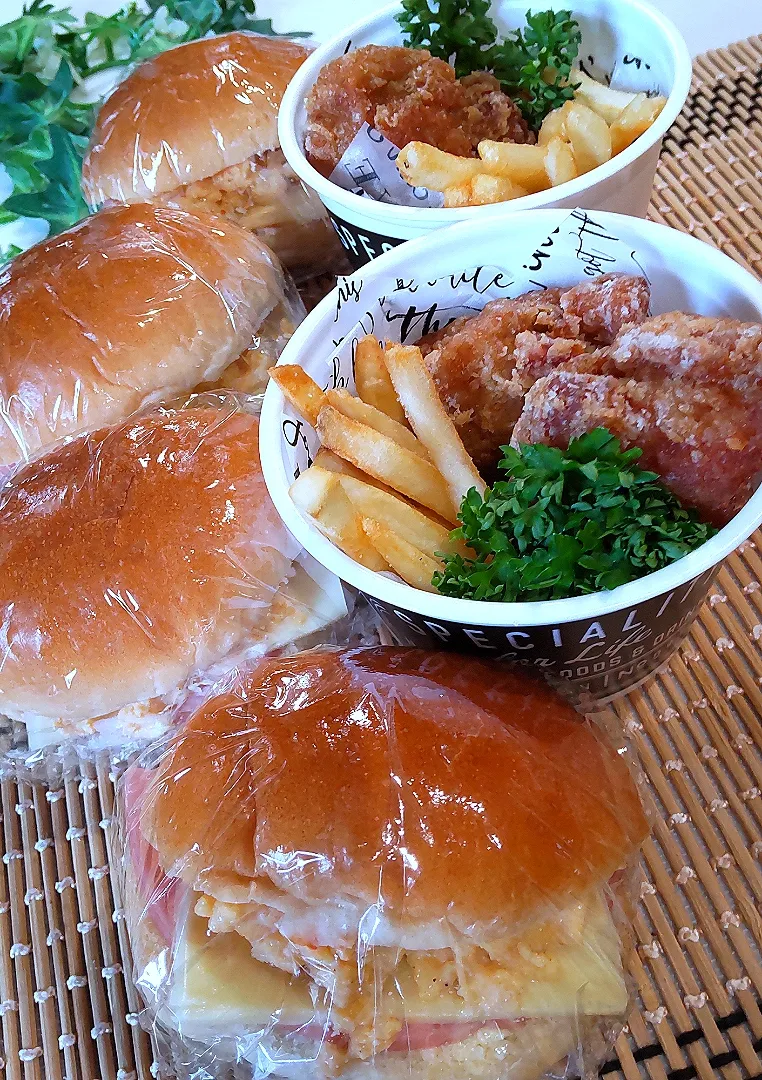 ハムチーズ卵サンド＆唐揚げポテト弁当|ポコさん