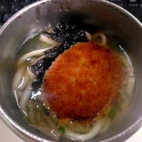 なめ茸と肉そぼろ入りとろみ付きコロッケうどんwith韓国海苔