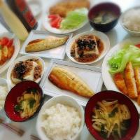 昨日の夕食(*^^*)
ささみチーズカツ&サラダ🥗
塩サバ
そぼろあんかけ豆腐
お味噌汁(小松菜、油揚げ)