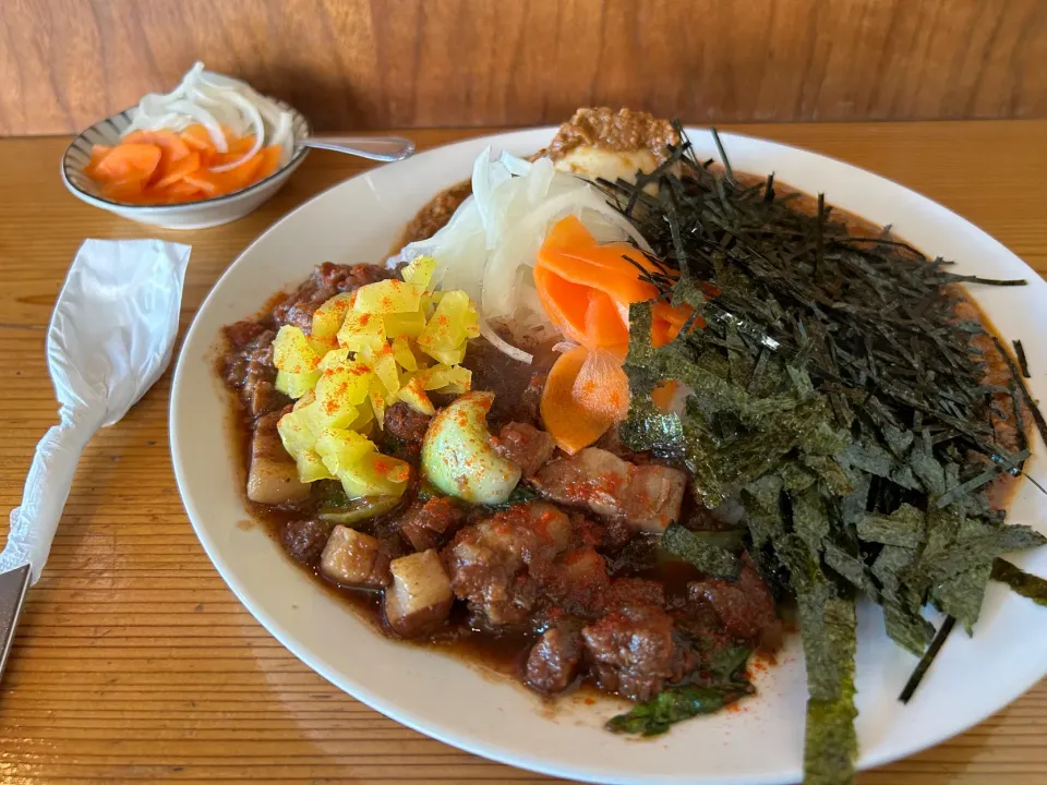 ピリ辛ルーローハンと極辛キーマクラシックのりだくのあいがけ🇹🇼🍛🔥味玉トッピング🥚ピクルスマシマシ🥒|buhizouさん