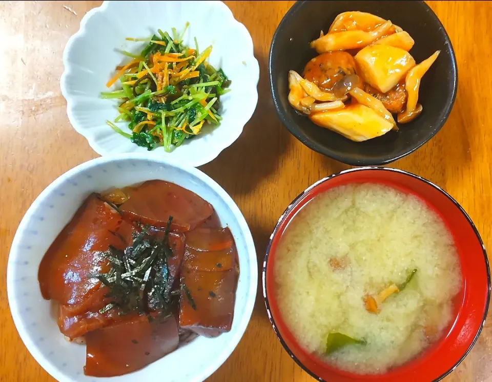 2023 0321　鮪の漬け丼　豆苗サラダ　ごまひじき団子と長芋の甘酢あん　なめことわかめのお味噌汁|いもこ。さん