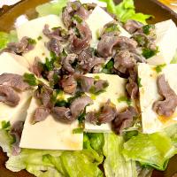 砂肝の銀皮と木綿豆腐とレタスのサラダ
