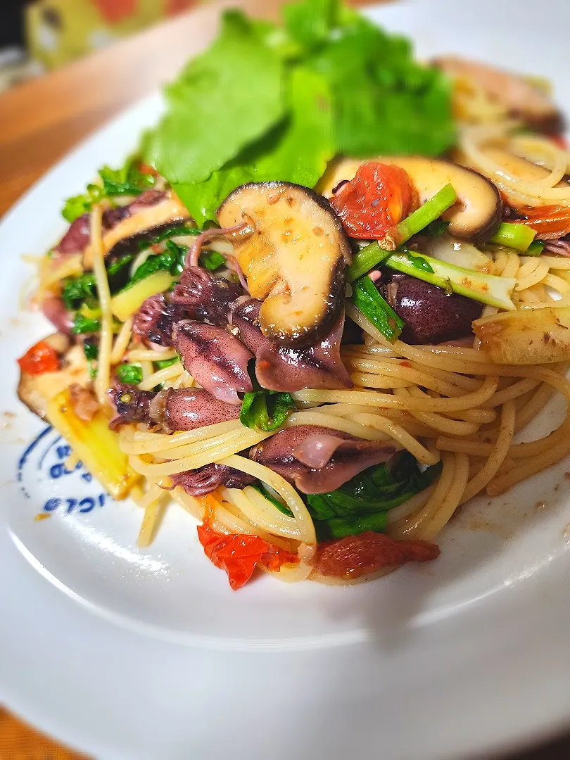 Snapdishの料理写真:クレソンで香るホタルイカのパスタ。
春は香りの良い野菜で攻めて行きたい。
香りで気を巡らせ、これから湿気の高い季節に変わっていきます。クレソンの利尿作用を活かして余分な水分を溜めないように。クレソンは冷やすので多食はしないように。ホタルイカは(イカとして)血を補い、血を巡らす。|Tokukoさん