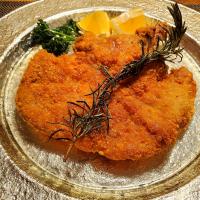 骨付き豚肩ロースのミラノ風カツレツ