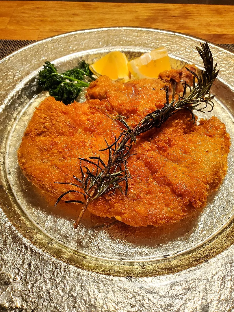 Snapdishの料理写真:骨付き豚肩ロースのミラノ風カツレツ|野津政人さん