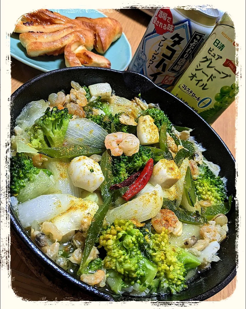 春野菜とシーフードのアルモンデ☝️カレーアヒージョ|ひとみんΨ(*´∀｀)Ψさん