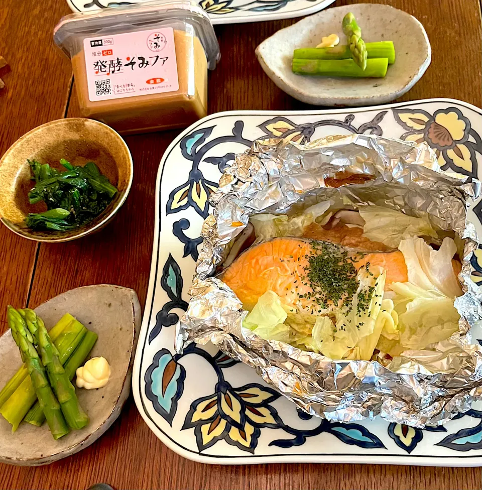 Snapdishの料理写真:晩ごはん♯鮭のちゃんちゃん焼き♯ホイル焼き♯発酵そみファ♯春野菜グランプリ♯春キャベツ♯アスパラ♯菜の花おひたし|小松菜さん