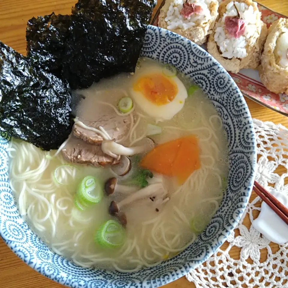 Snapdishの料理写真:お家ラーメンとお稲荷さんランチ🍜|とまと🍅さん