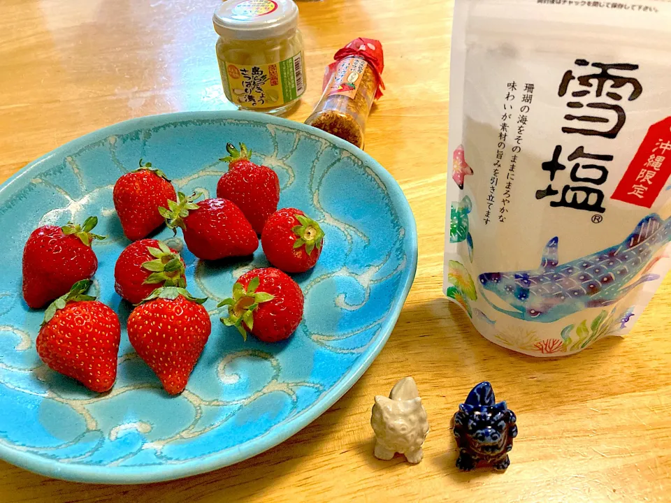 憧れの✨宮古ブルーのお皿(柄が見えるよう苺🍓を並べてみた笑)と可愛いシーサーのお箸置きがやってきた💕島らっきょうさっぱり漬け＆泣けるタイプの宮古島唐辛子＆雪塩と共に旅行クーポン土産。|さくたえさん