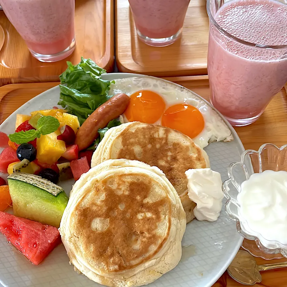 Snapdishの料理写真:土曜日の朝ごはん🥞いちごの甘酒スムージー|mokoさん