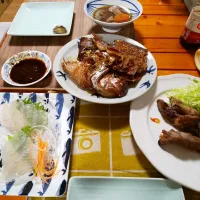 食べかけすまそ。
鯛のあら炊き、お刺身、筑前煮、茄子の肉巻き|すめさん