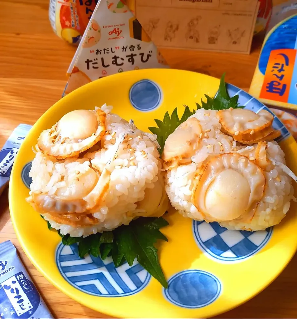 Snapdishの料理写真:帆立とじゃこのおむすび🍙|ナオミさん