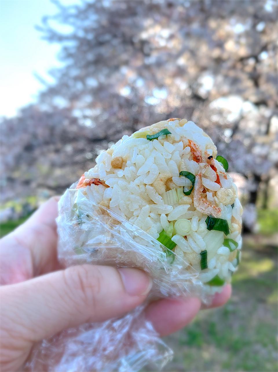 とんちんさんの料理 まるで天むす ~桜海老と揚げ玉アレンジだしむすび