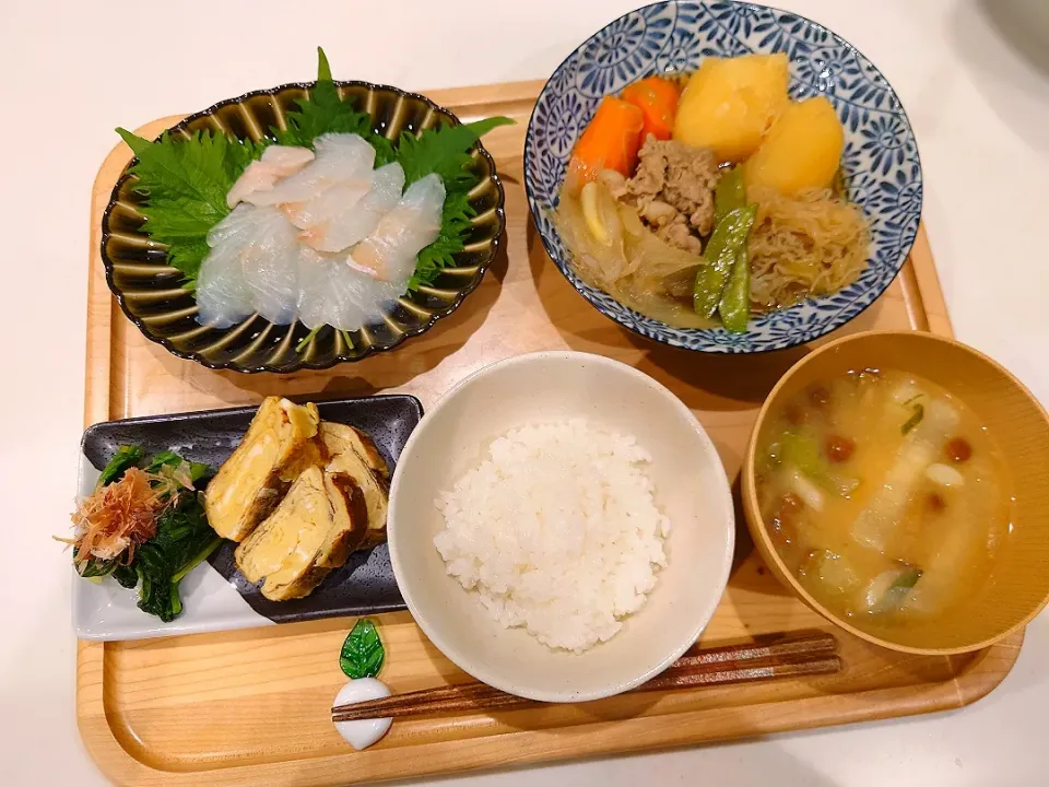 肉じゃが、平目の刺身、なめこと大根の味噌汁、だし巻き卵、ほうれん草のおひたし|sorsmdさん