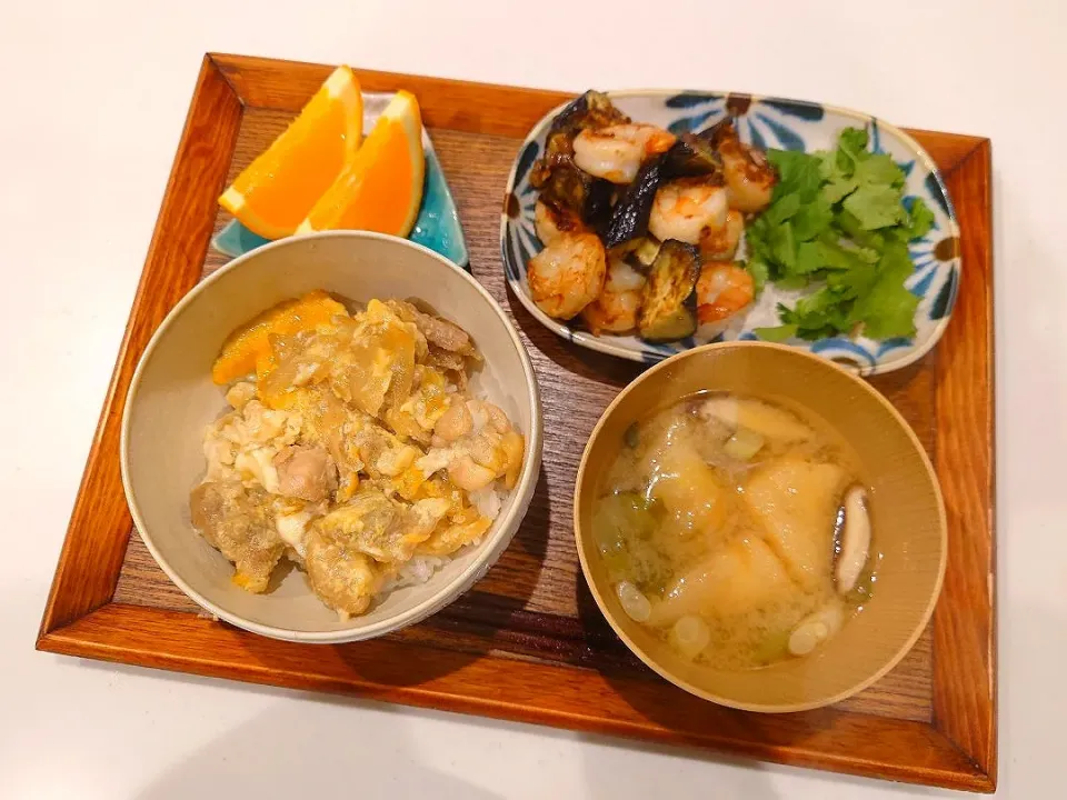 親子丼、茄子と海老のオイスター炒め〜パクチー添え〜、椎茸と油揚げの味噌汁、オレンジ|sorsmdさん