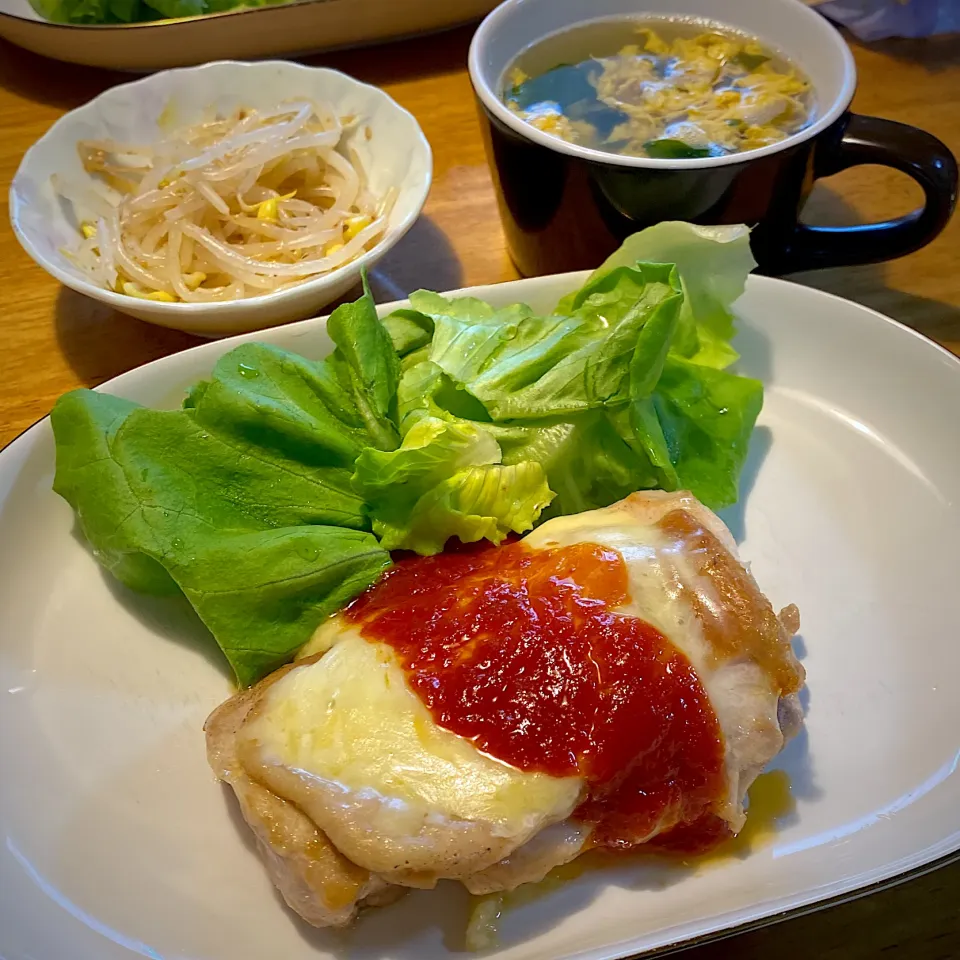 チキンのガーリックトマトソースと、もやしの胡麻和えと、玉子スープ|もえさん