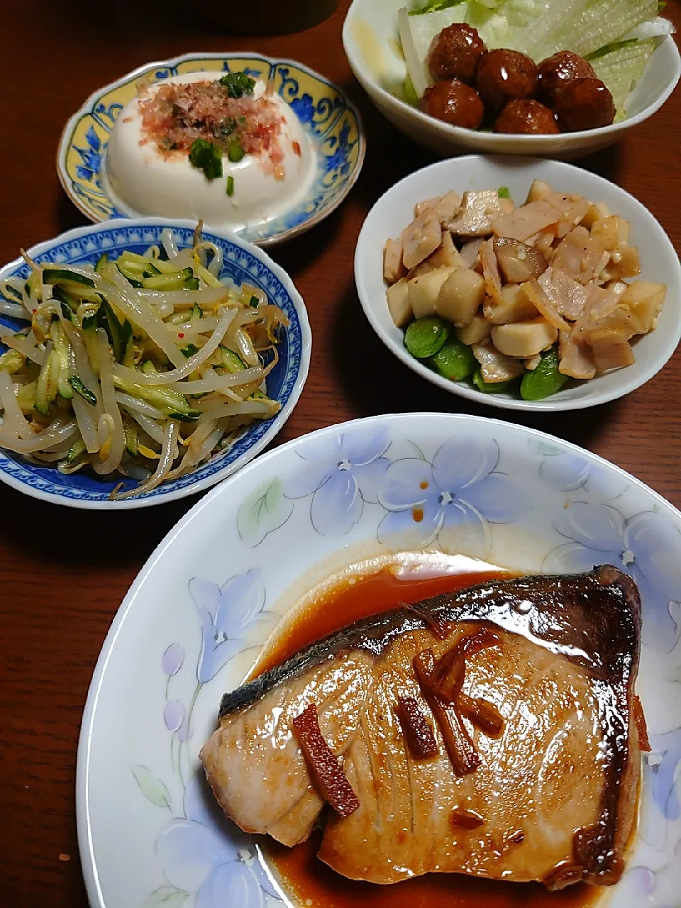 ブリの照り焼き
もやしサラダ
スナップエンドウとエリンギ炒めもの
冷奴|ぱやさん