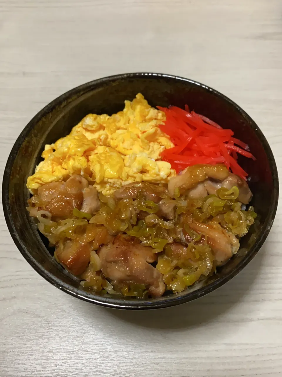 鶏もも肉のてりたま丼|さもだしさん