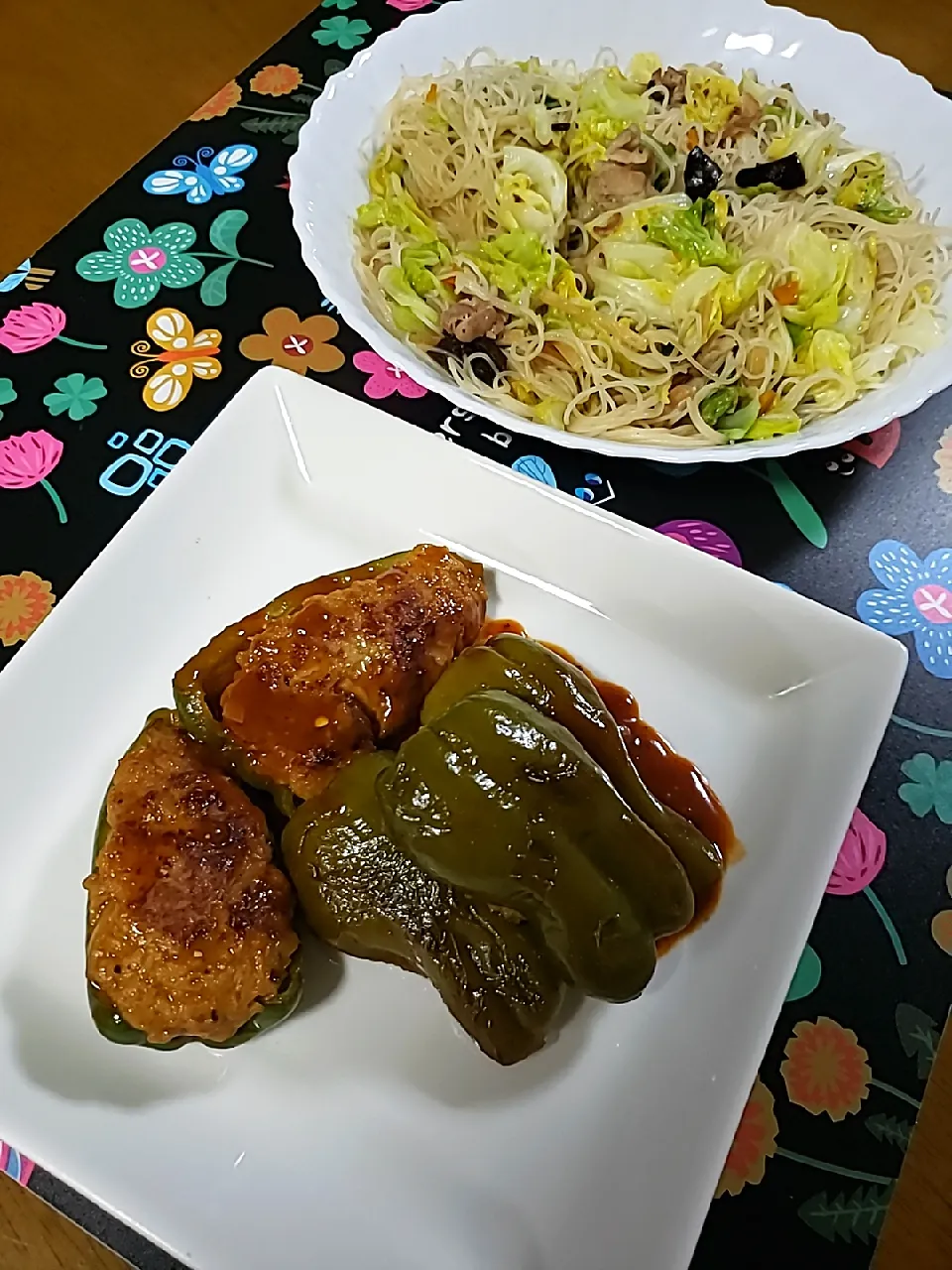 Snapdishの料理写真:ピーマンの肉詰めと焼きビーフン|aiさん