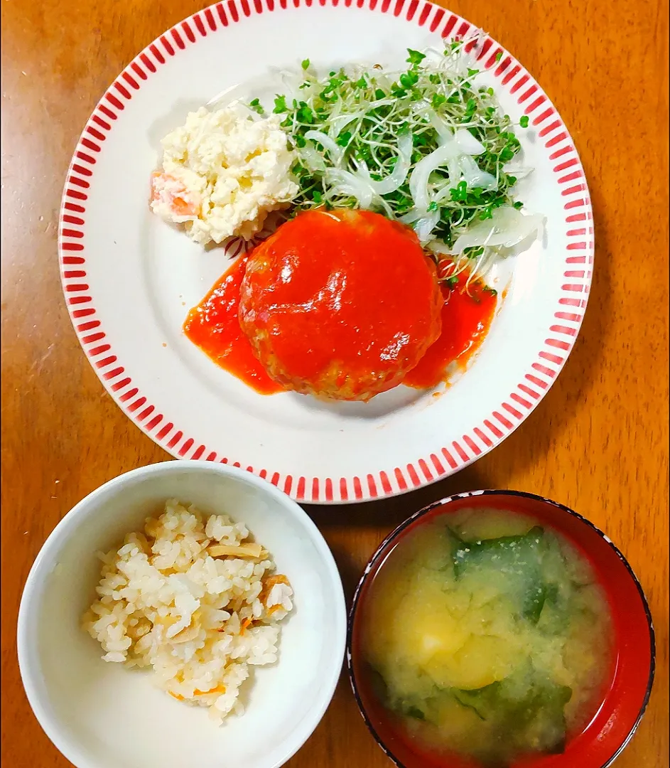 2023 0324　トマトチーズハンバーグ　ポテトサラダ　豆腐とわかめのお味噌汁|いもこ。さん