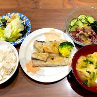 鱈のムニエルレモンバターソース　豆腐とかき玉の味噌汁　ホタルイカときゅうりの酢の物　レタスとわかめの韓国風サラダ