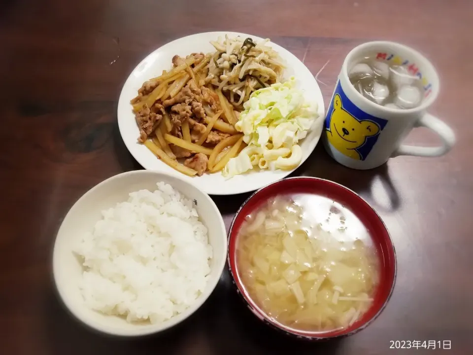 2023年4月1日の晩ご飯
じゃがいもと豚肉のオイスターソース炒め
もやしとえのきの塩昆布和え
レタスたっぷり卵マカロニサラダ
キャベツとえのきのコンソメスープ|ソラ♂のご飯さん