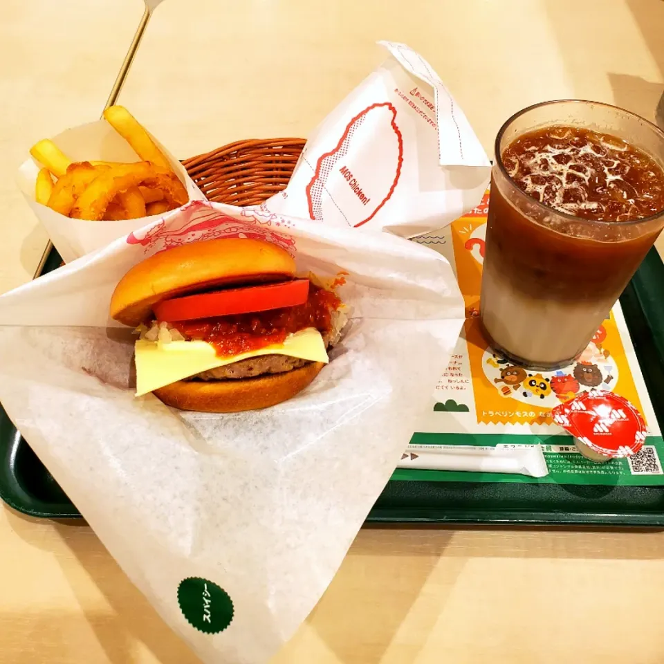 スパイシーモスチーズ&オニポテ&カフェラテ&チキン|emiさん