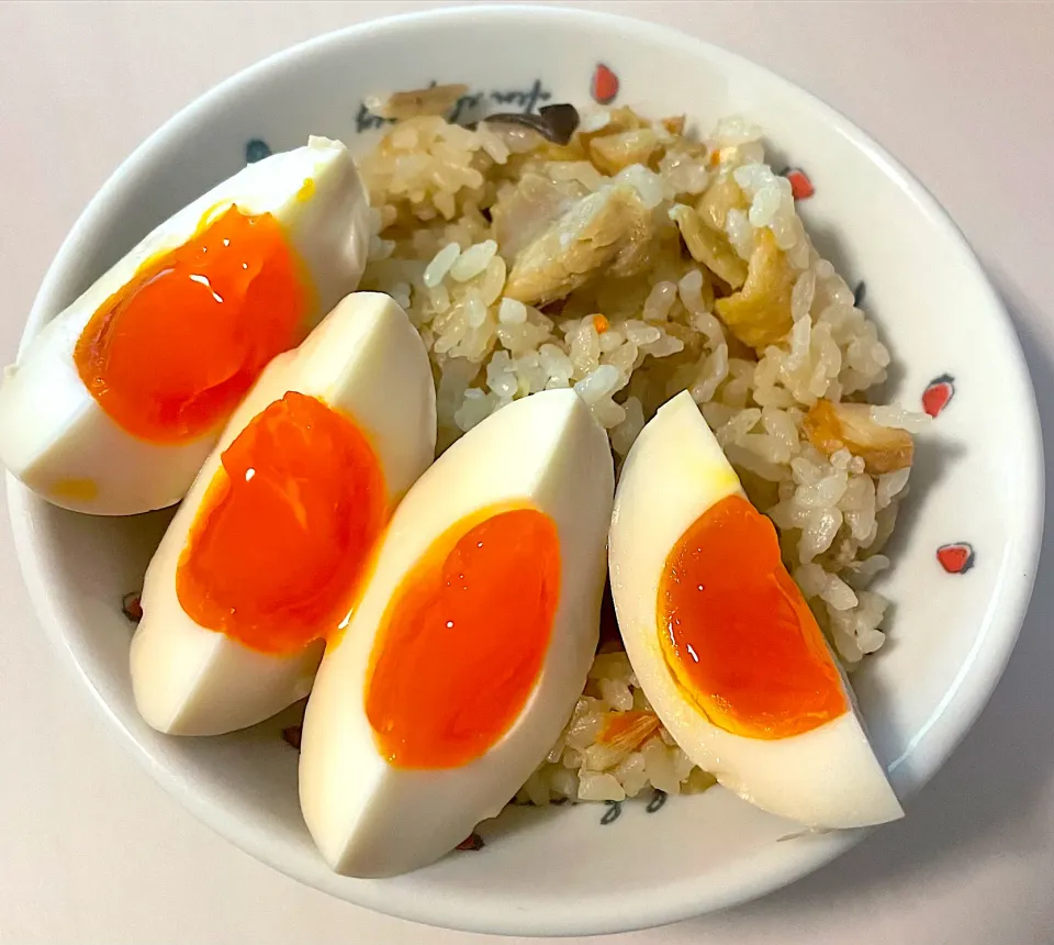 Snapdishの料理写真:定番朝ごはん🍚炊き込みご飯の煮玉子のせ|jiruさん