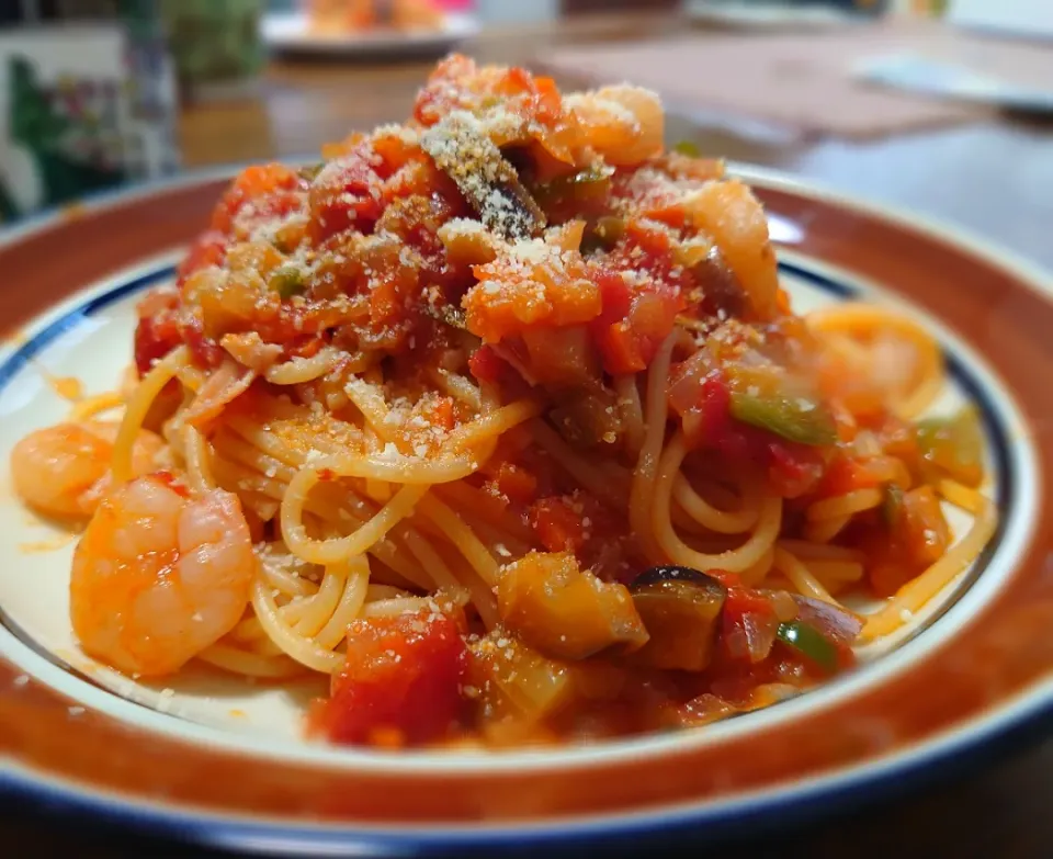 エビ、茄子とベーコンのトマトソースパスタ(*^^*)|しーPaPaさん