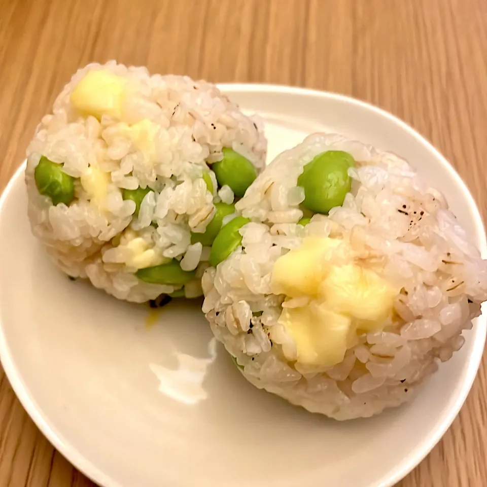 枝豆とチーズのコンソメ結び🧀🍙|べべべさん