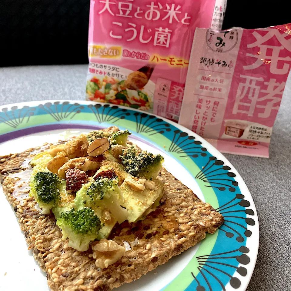 アボカドとブロッコリーのオープンサンド🥑🥦|ららさん