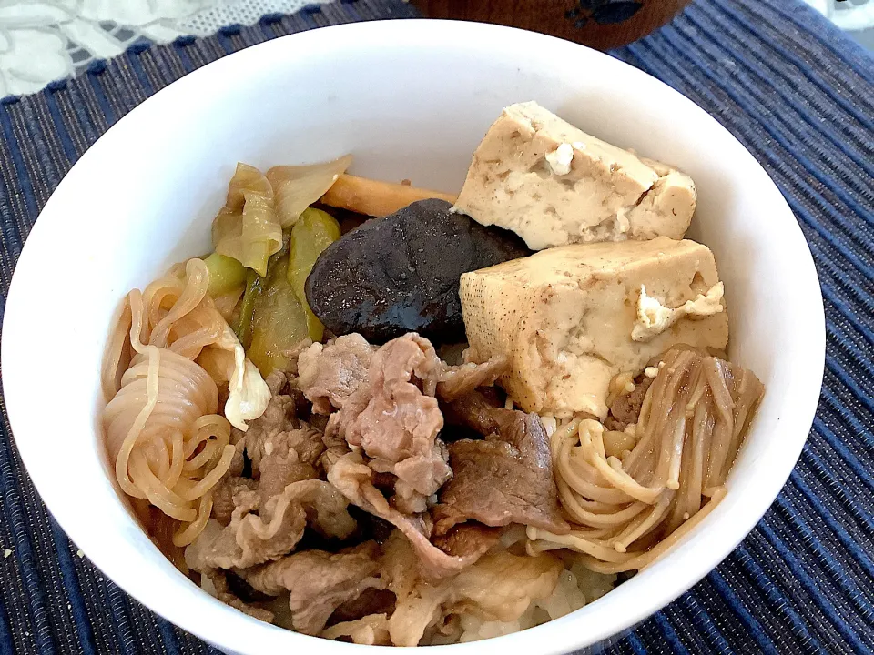 昨日の夕飯の残りのすき焼き丼😋|アライさんさん