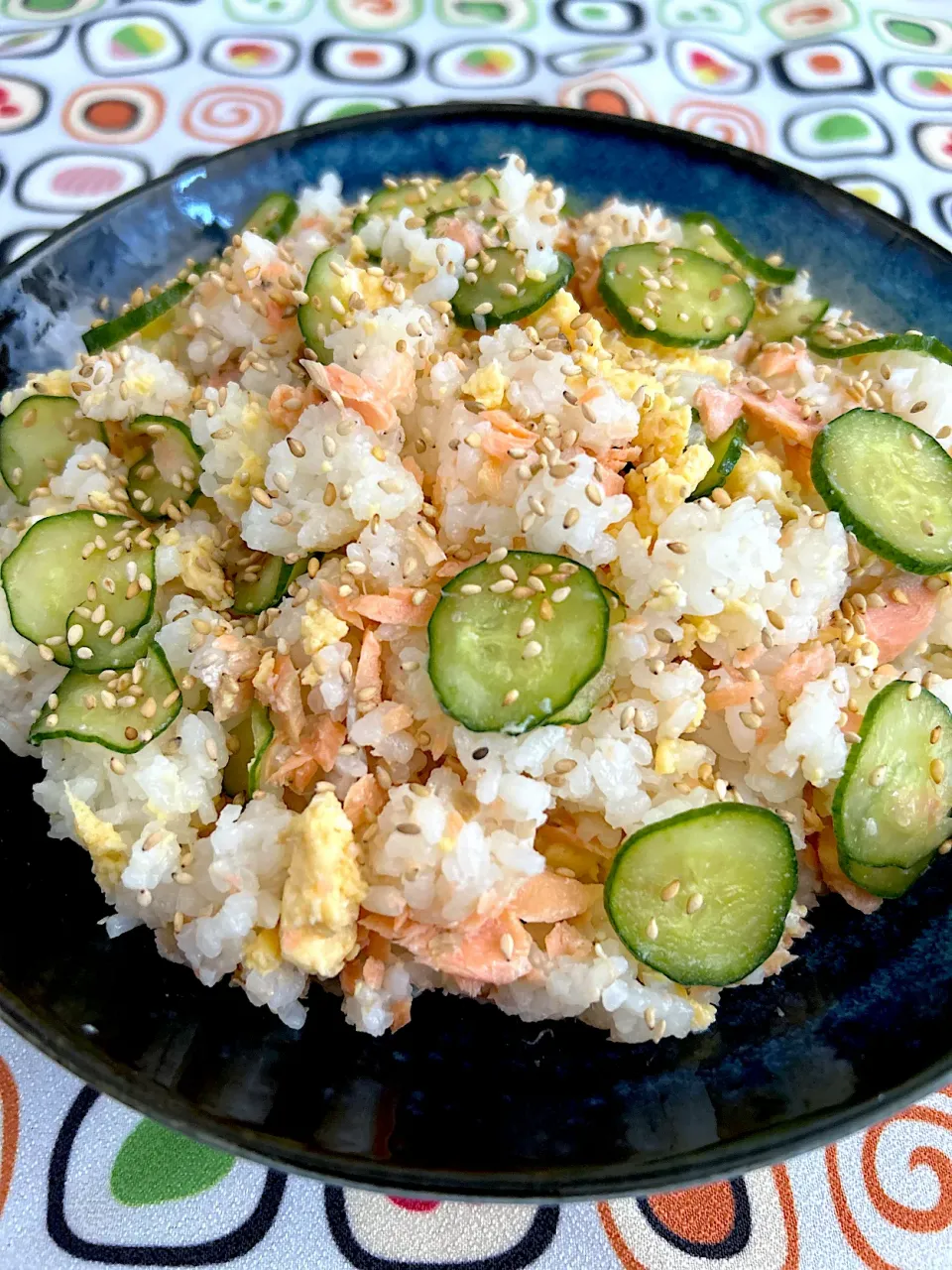 こずりんさんの料理 こずりんさんの料理 鮭と卵ときゅうりの混ぜ寿司〜シロさんのレシピ〜|こずりんさん