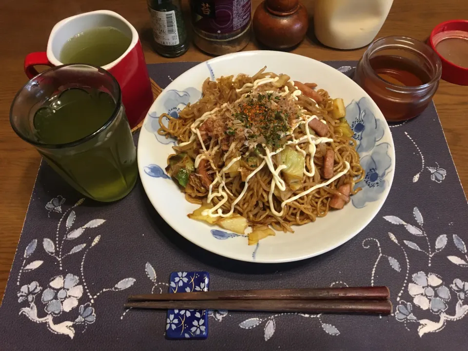 Snapdishの料理写真:大盛りソース焼きそば(昼飯)|enarinさん