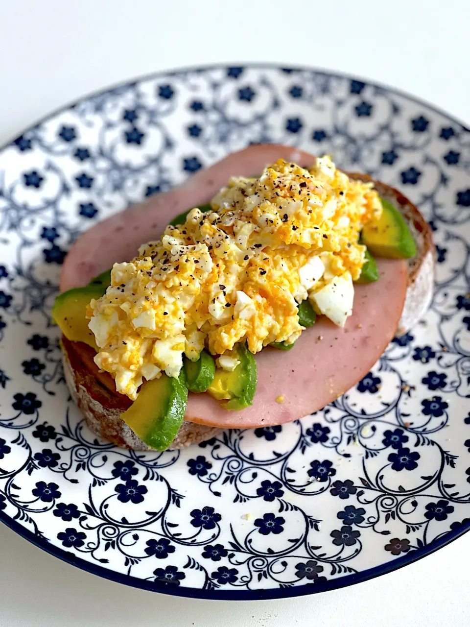 Egg mayo, avocado, ham, honey walnut sourdough |12Dragonさん