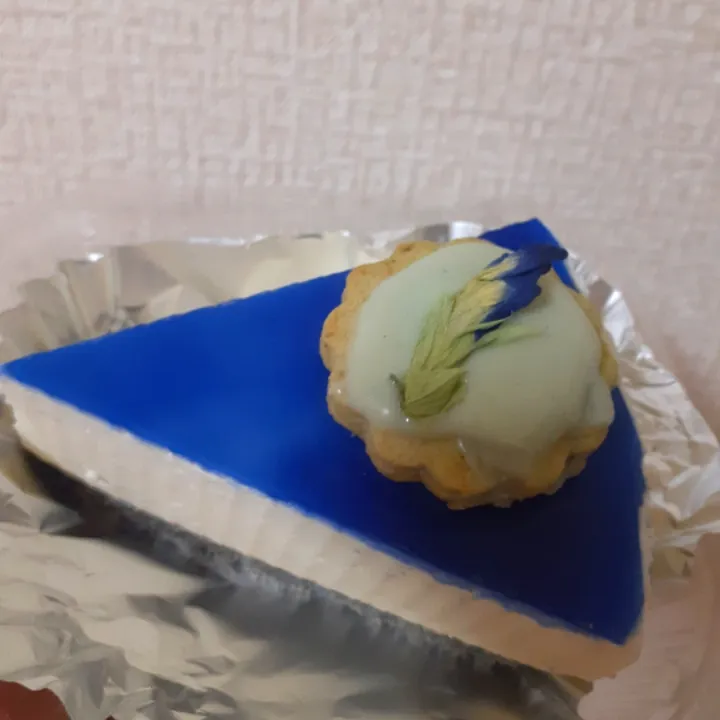 Snapdishの料理写真:バタフライピーのレアチーズケーキ🔵
バタフライピーチョコのハーブクッキーのせ|ゆっこさん