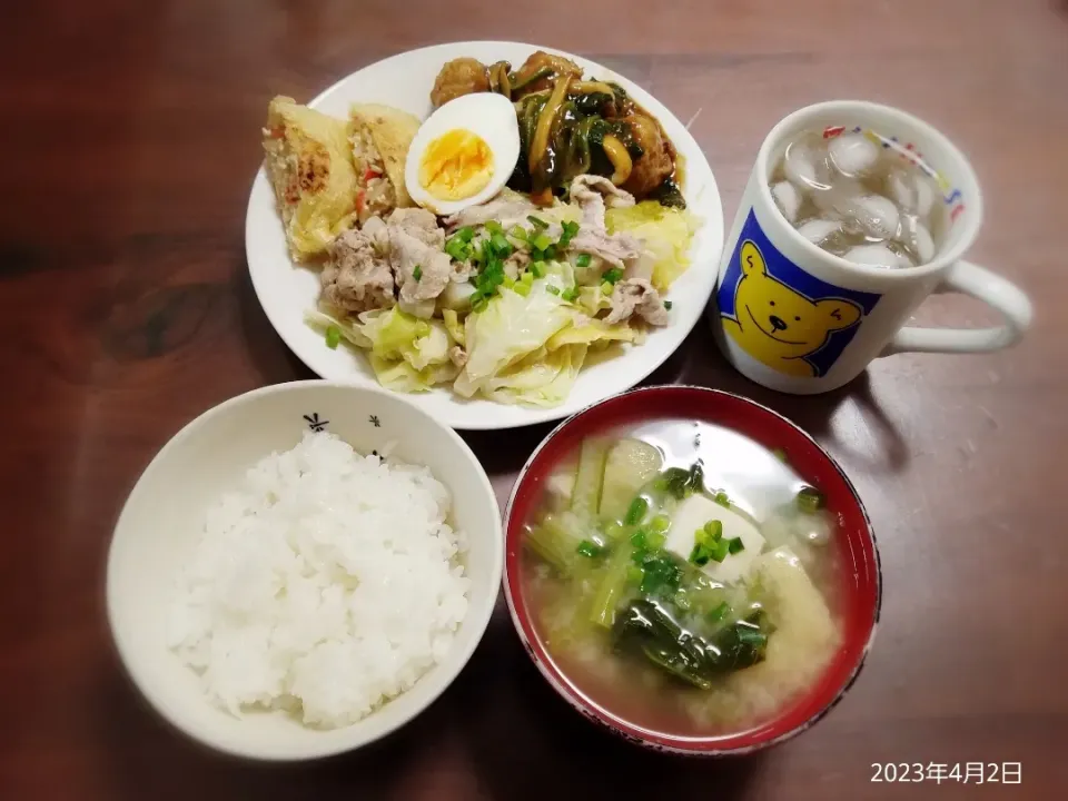 Snapdishの料理写真:2023年4月2日の晩ご飯
豚肉と春キャベツのレンジ蒸し
ほうれん草と肉団子のカレー煮
具だくさんのヘルシーお豆腐巾着
小松菜と豆腐のお味噌汁|ソラ♂のご飯さん