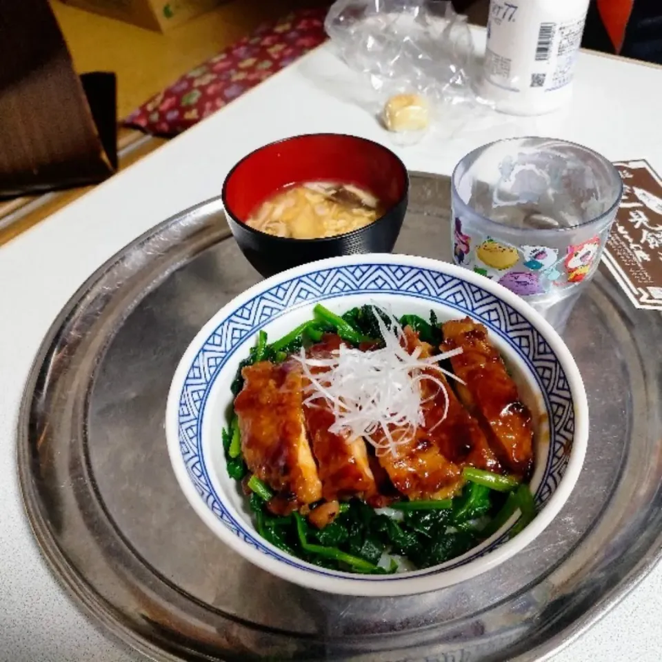 半額のスーパーの惣菜丼。

材料費は安いですが、手間はかかってます。といっても10分くらいですが。|ariyo4200さん