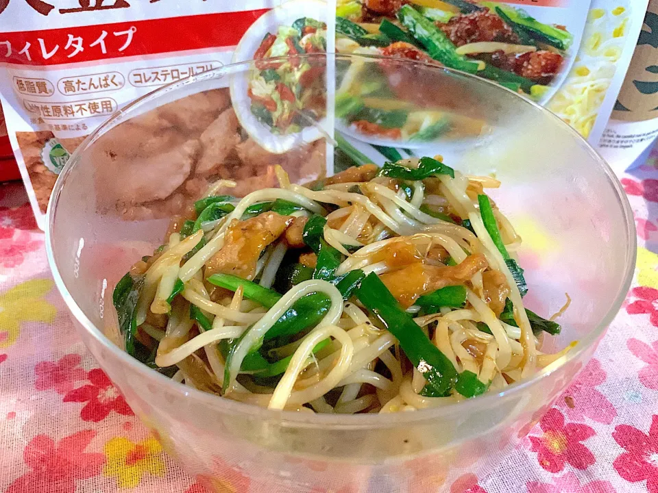 Snapdishの料理写真:大豆のお肉(フィレタイプ)を使って
ニラもやし炒め|yumyum😋さん