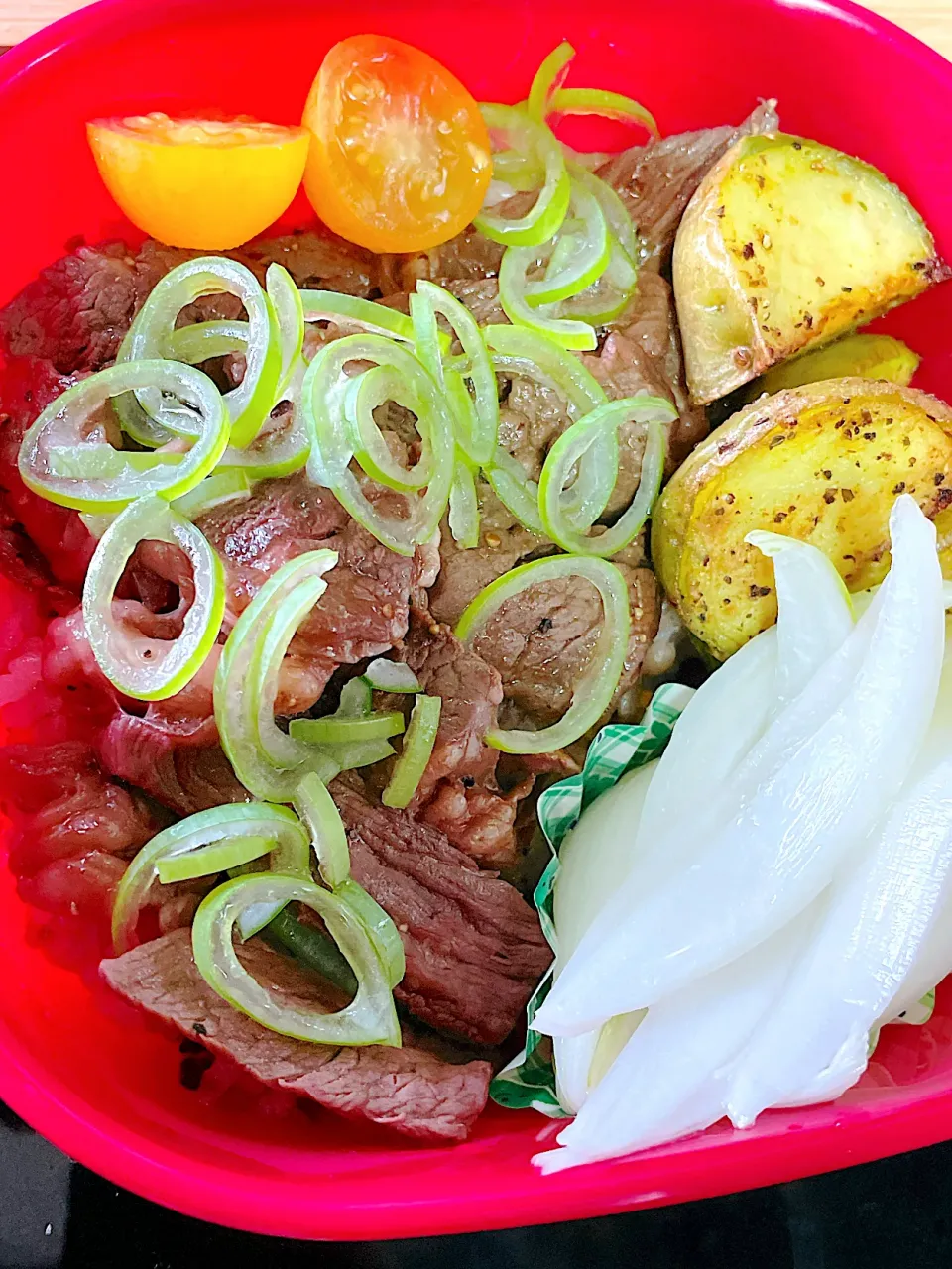 Snapdishの料理写真:2023/04/03ステーキ丼弁当|naomin.･*さん