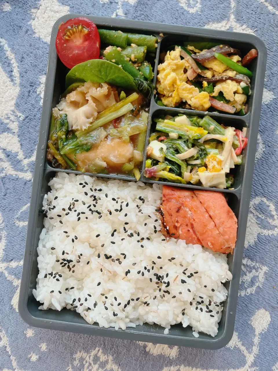 Snapdishの料理写真:カジキマグロと蕪の葉とホホホタケの中華炒めのお弁当|とぴさん