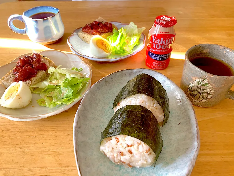 赤米だしむすび🍙ほんだし＆蜂蜜南高梅❤️おいし〜🎶|さくたえさん