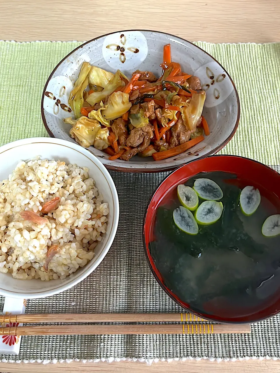 自炊　大豆ミートで野菜炒め　玄米　味噌汁|みんさん