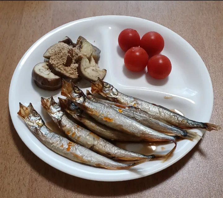 Snapdishの料理写真:焼きししゃものラー油南蛮
なすのお浸しごま和え
プチトマト|ナナさん