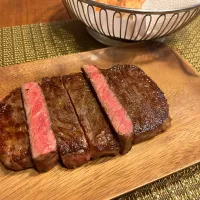 Snapdishの料理写真:サーロインステーキ🥩|Hisako  Umedaさん