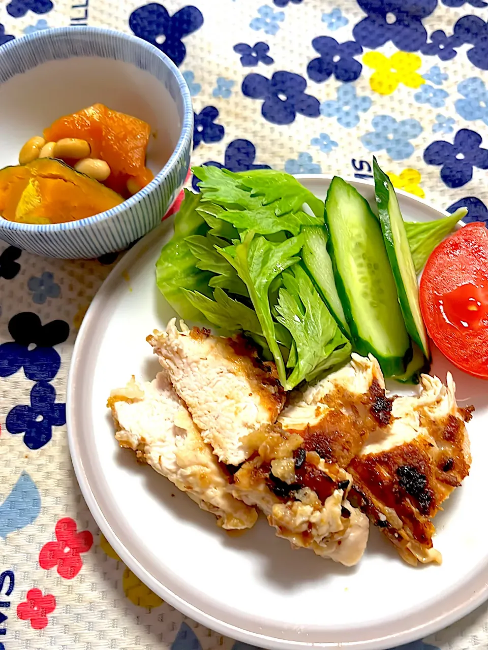 鶏胸肉の醤油麹漬けパン粉焼き　南瓜と大豆の煮物|4jinoanataさん