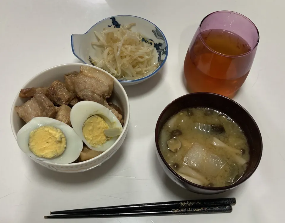 Snapdishの料理写真:作り置きで晩御飯☆ルーロー飯☆もやしの酢の物☆みそ汁（白菜・揚げ茄子・しめじ）|Saharaさん