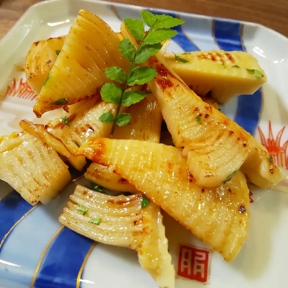 筍のバター焼き。
自分で掘ったちっちゃい筍と、ベランダで育ててる木の芽で。|すめさん